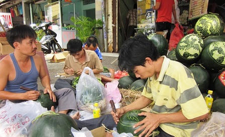 Dưa hấu khắc hình thần tài giá nửa triệu đồng